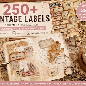 Puede incluir: Un conjunto de etiquetas vintage para journaling y scrapbooking. La imagen muestra etiquetas con textos como "Air Mail" y "Telegram". Las etiquetas están dispuestas en un cuaderno y una superficie de madera, junto con una taza de café y unas tijeras.