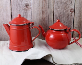 Caffettiera e teiera vintage in smalto, pentole vintage in smalto rosso