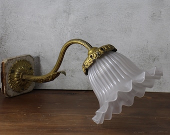 Aplique de pared de latón vintage / Brazo dorado y pantalla tulipán esmerilada / Iluminación antigua