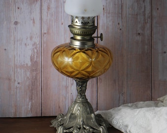 Lampada a olio francese vintage: grande serbatoio in vetro giallo, base intagliata