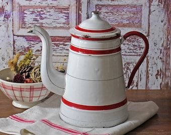 Cafetera vintage esmaltada: blanca con detalles rojos, decoración de estilo rústico francés.