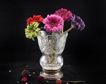 Vaso vintage in vetro intagliato: base in argento sterling, bordo smerlato