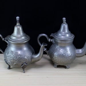 2 Vintage Aluminum Teapots, Antique Moroccan Fabrication Dar El Berrad Morrocan Teapot, Retro kitchen Rustic decor Stovetop Tea Pot