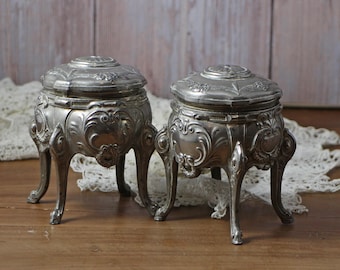 Caja de baratijas francesa de plata antigua: joyero ornamentado con base - solo queda una.