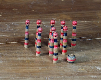 Pequeños bolos franceses antiguos de madera: bolos pintados a mano