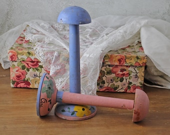 Expositores franceses vintage de madera para sombreros: Expositor de sombreros con motivos florales (par)