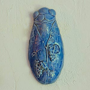 Decorazione da parete vintage francese in ceramica a forma di cicala, smaltata di blu, stile provenzale.