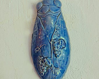 Cicala in ceramica francese vintage, decorazione da parete in ceramica smaltata blu proveniente dalla Provenza, arredamento tradizionale francese di campagna.