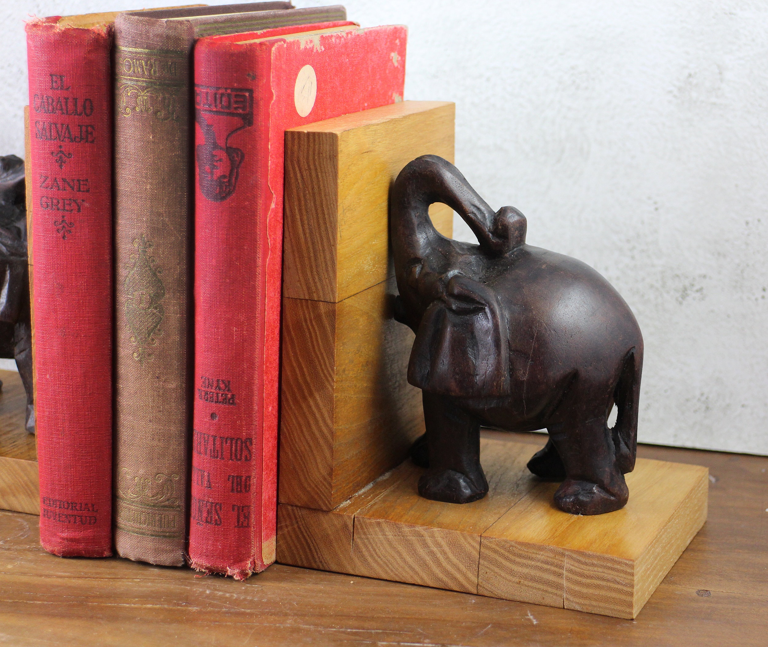 Ensemble de deux serre-livres vintage éléphant en bois