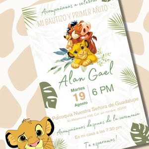 Puede incluir: Una tarjeta de invitación beige claro con ilustraciones de Simba, Timón y Pumba de El Rey León. La tarjeta incluye texto en español que anuncia un bautizo y una primera fiesta de cumpleaños para Alan Gael, con detalles de fecha, hora y lugar.