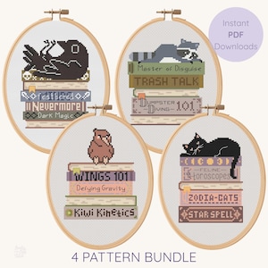 Op de afbeelding: Vier kruissteekpatronen in houten hoepels. Elk heeft een stapel boeken met een ander dier erop: een raaf, een wasbeer, een uil en een kat. De tekst bevat "Feathered Nevermore", "Wings 101" en "Zodia-Cats".