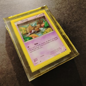 Juego de cartas de Pokémon Skrelp, papel de arte 3D, Tole, a partir de cortar y apilar cartas en resina Cardboardcreationism