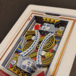 King of Hearts Shadow Box Art: capolavoro di carte da gioco tagliate a mano