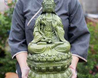 九谷焼 観音菩薩坐像 – 色彩豊かな衣をまとった手描きの陶器像、高さ