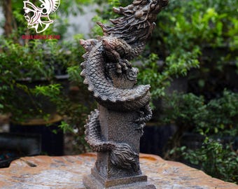 Escultura de dragón – Dragón ancestral sobre pedestal / Decoración para el hogar / Estatua de criatura mítica