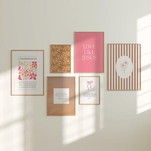 Puede incluir: Una colección de impresiones artísticas enmarcadas en varios tamaños y diseños. Las impresiones presentan patrones florales, citas inspiradoras y texto de Colosenses 3:17. Los colores incluyen rosa, marrón y blanco. La frase "LOVE LIKE JESUS" se muestra en una impresión.