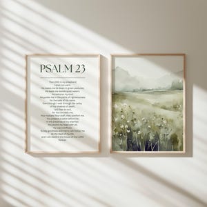 Może przedstawiać: Dwa oprawione wydruki artystyczne. Lewy wydruk zawiera tekst "PSALM 23" i fragment religijny w zielonej czcionce. Prawy wydruk to akwarelowy krajobraz z zielonymi i białymi tonami.