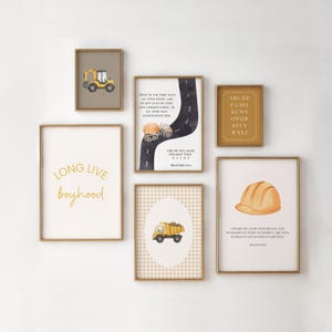 Puede incluir: Una colección de láminas artísticas enmarcadas con temática de construcción. Las láminas presentan ilustraciones de una excavadora amarilla, un camión volquete, una hormigonera, un casco y citas inspiradoras. También se muestra el texto "LONG LIVE boyhood".