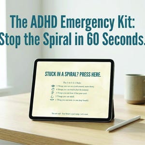 Może przedstawiać: Ekran iPada z tekstem: "The ADHD Emergency Kit: Stop the Spiral in 60 Seconds." Ekran wyświetla "Stuck in a Spiral? Press Here." z zasadą 5-4-3-2-1. Kubek, długopis i roślina znajdują się na drewnianej powierzchni.