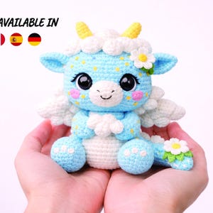 Może przedstawiać: Rustykalny drewniany szyld z napisem "Welcome to our home" w białych literach. Szyld ma postarzaną powierzchnię i prosty, zachęcający design, idealny na ganek lub do wejścia.