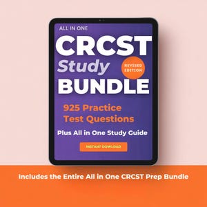 Puede incluir: Una tableta digital muestra un paquete de estudio para el examen CRCST. La pantalla muestra el texto "CRCST Study Bundle" con "925 preguntas de prueba de práctica" y "Plus All in One Study Guide". La tableta está sobre un fondo rosa claro.