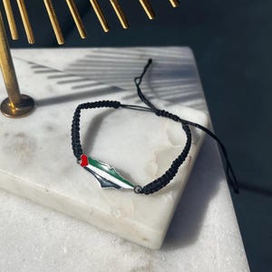 Palestinsk flaggarmband handvävt svartvitt med kartberlock