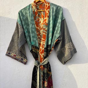 Handgemaakte zijden patchwork kimono, levendige turquoise roze bloemenprint duster, vintage badjas met Kantha-steek, strandjurk, boho festivaloutfit