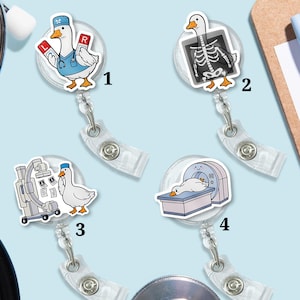 Op de afbeelding: Vier ronde badgehouders met cartoon-eendillustraties gerelateerd aan radiologie. Ontwerp 1 toont een eend in medische kleding, 2 een skelet-röntgenfoto, 3 een eend met beeldvormingsapparatuur en 4 een eend in een MRI-apparaat.