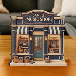 Puede incluir: Una maqueta en miniatura de una tienda de música con un toldo a rayas azules y blancas. El letrero dice "Jane's Music Shop, Est. 2026". La tienda exhibe guitarras, un piano, discos y otros instrumentos musicales.