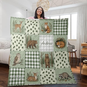 Puede incluir: Un juego de tres cuencos apilables de cerámica en tonos azules, verdes y blancos. Los cuencos presentan un esmalte moteado y un diseño sencillo y moderno. El cuenco más grande mide unos 15 cm de diámetro.