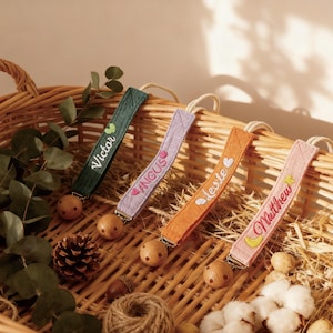 Bestickte Schnullerkette: Personalisiertes Schnullerband