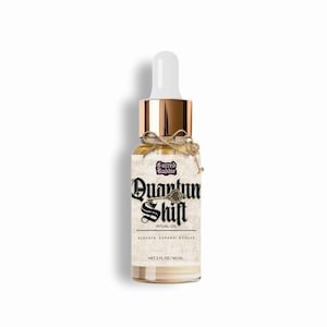 Peut inclure: Une bouteille en verre transparent avec un bouchon doré et un compte-gouttes blanc. La bouteille porte une étiquette avec le texte "Sacred Baddie Quantum Shift Ritual Oil". Un petit porte-clés en forme de clé est attaché autour du col de la bouteille. Contient 60 ml de liquide.