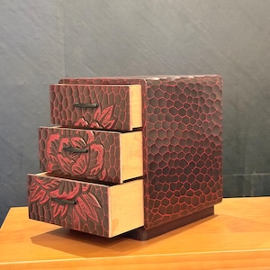 Cassettiera giapponese Kamakura bori a 3 cassetti, 23,5 cm x 18 cm x 20 cm, 9,25 pollici x 7,1 pollici x 7,9 pollici, in legno laccato, intagliata a mano con motivo peonia, stile vintage.