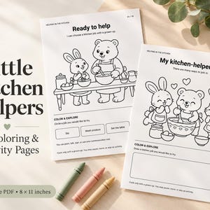 Peut inclure: Deux feuilles d'activités blanches intitulées Little Kitchen Helpers avec des illustrations au trait noir d'un ours, d'un lapin et d'un chat cuisinant. Les pages portent des textes comme Ready to help et My kitchen-helper idea, avec trois crayons vert, rose et beige.
