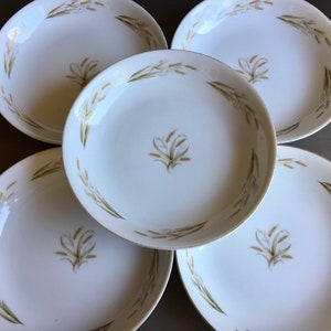 Puede incluir: Juego de cinco cuencos de sopa de cerámica blanca con un diseño de trigo marrón. Los cuencos tienen un diseño simple y elegante.