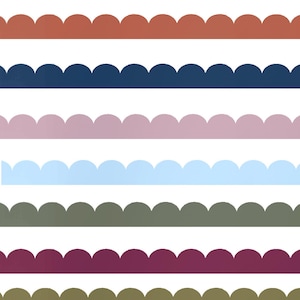 Op de afbeelding: Een set van drie keramische mokken met een gespikkelde, crèmekleurige glazuur. Elke mok heeft een ander handgeschilderd ontwerp: een blauw bloemenpatroon, een groen blad en een gele zon. De mokken hebben een eenvoudige, afgeronde vorm en een comfortabel oor.