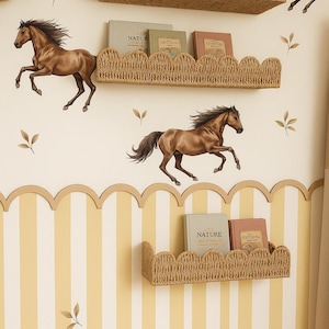 Pode incluir: Parede decorativa com decalques de cavalos castanhos, prateleiras tecidas e livros. As prateleiras têm uma borda ondulada e contêm livros com títulos como "NATURE". A parede tem um padrão de listras amarelas e brancas.