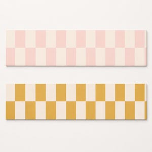 Pode incluir: Dois azulejos retangulares dispostos horizontalmente. O azulejo superior apresenta um padrão de xadrez repetitivo de retângulos verticais rosa claro e branco sujo. O azulejo inferior exibe um padrão de retângulos amarelo mostarda e branco sujo.