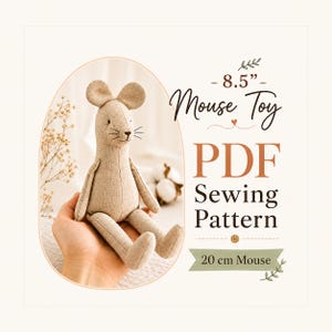 Puede incluir: Un juguete de ratón de tela beige con rasgos faciales cosidos, incluyendo orejas, ojos y bigotes. El texto dice 8.5" Mouse Toy PDF Sewing Pattern 20 cm Mouse. El diseño presenta un cuerpo de color canela claro con costuras visibles.