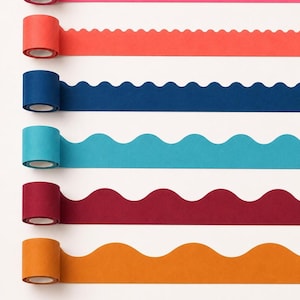 Könnte beinhalten: Sechs Rollen dekorative Papierbordüren, die in einer vertikalen Spalte angeordnet sind. Jede Rolle hat eine eigene Volltonfarbe, darunter Pink, Koralle, Marineblau, Türkis, Burgunderrot und Orange, mit einem gewellten Rand an einer Seite.