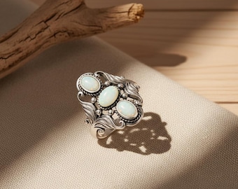 Vintage Frauenring mit Opal Antiker Ring in 14 Karat bicolor mit Opal, Silber-Feueropal-Filigraner Drei-Stein-Ring
