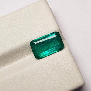 Zambiaanse smaragd edelsteen: 2,60 karaat onbehandeld transparant groen smaragd geslepen 10,5 x 6,5 mm ca.