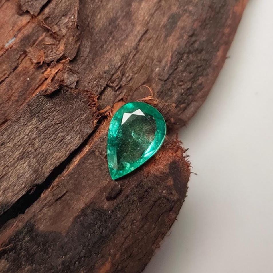 Émeraude Naturelle Certifiée Non Chauffée 8,97 Carats - Cushion Vert - Colombie