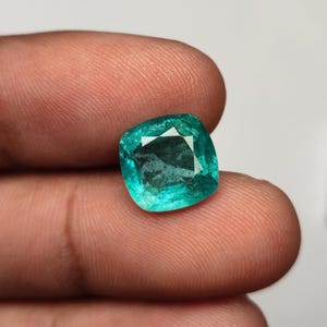 Kamień szlachetny szmaragd z Zambii: 4,00 karatów, ok. 10 x 10 mm. Nieobrobiony zielony szmaragd w kształcie poduszeczki