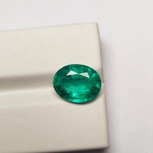 Esmeralda de Zambia: 4,32 quilates, 12 x 10 mm aprox., corte ovalado transparente, esmeralda verde sin tratar.