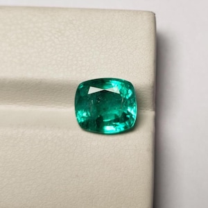 Esmeralda de Zambia: 3,40 quilates, 9,5 x 8,5 mm, esmeralda verde sin tratar, talla cojín.