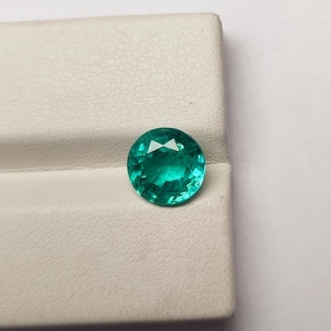 ザンビア産エメラルド：2.30カラット、ラウンドカット、鮮やかなグリーン、約8 x 8 mm