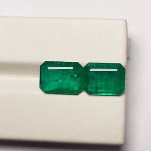 ザンビア産エメラルドペア宝石：6.50カラットの鮮やかなグリーンの透明エメラルドカット