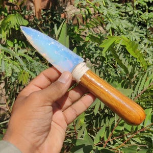 Daga Athame de opalita / Cuchillo de cristal artesanal / Mango de madera / Herramienta para rituales wiccanos / Regalo único