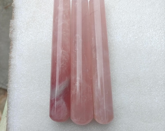 Varita de cristal de cuarzo rosa para masajes: piedra natural para la sanación energética y la relajación.